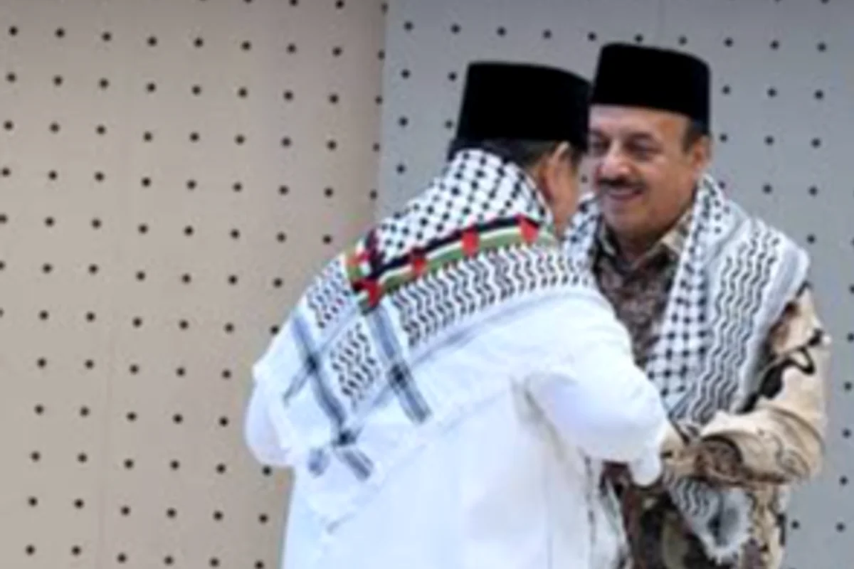 Prabowo menerima sorban dari Duta Besar Palestina untuk Indonesia