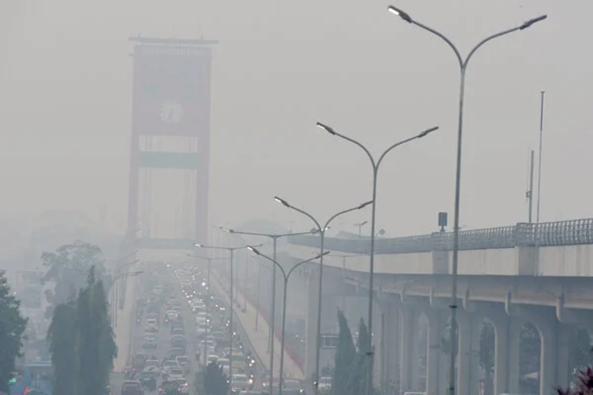 kabut asap menyelimuti Jembatan Ampera USmatera Selatan