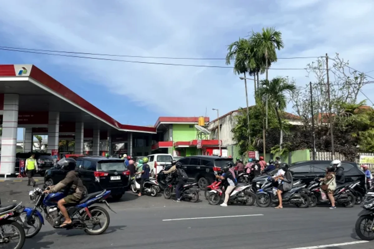 Antrean BBM subsidi di salah satu SPBU di Jember