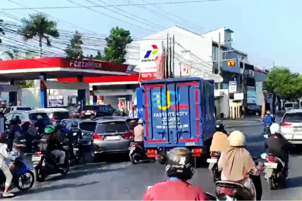 Kementerian ESDM Janji Hilangkan Antrean BBM   di Jatim dalam Dua Hari