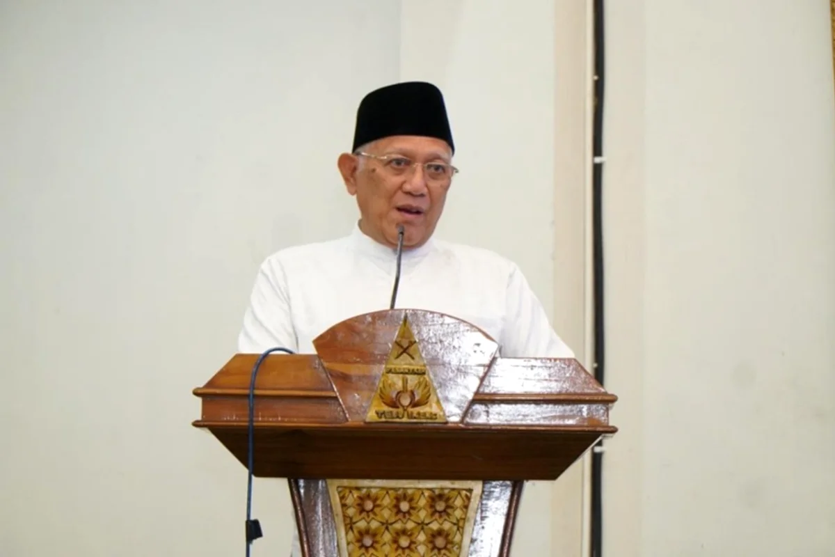  Ketua Umum PBNU, KH Abdul Hakim Mahfudz, 